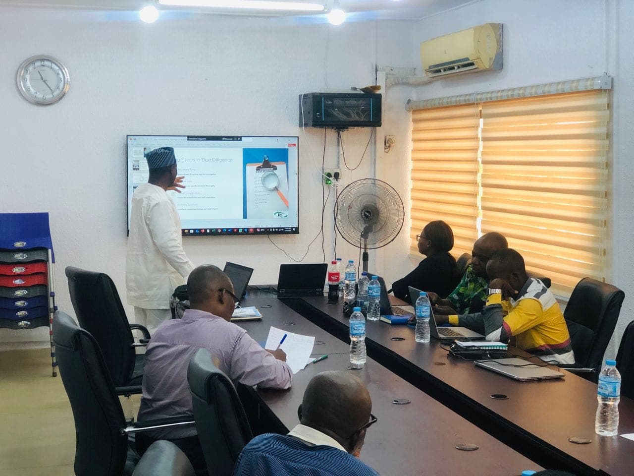 A facilitator presenting the key steps in due diligence to a client finance team